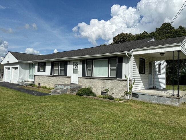 Building Photo - IMMACULATE ONE LEVEL HOME AVAILABLE IN SUR...