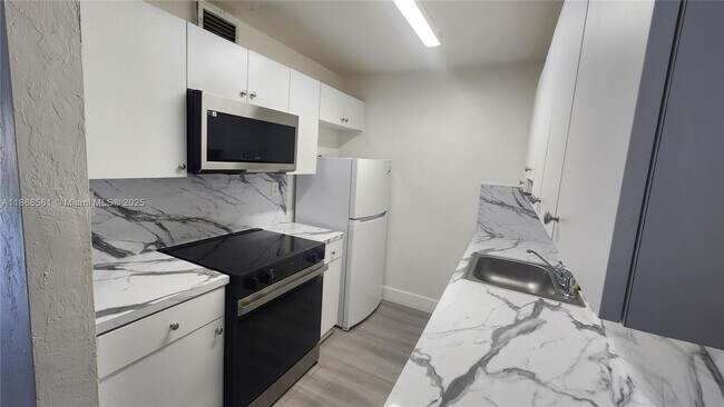 Building Photo - 7231 Miami Lakes Dr