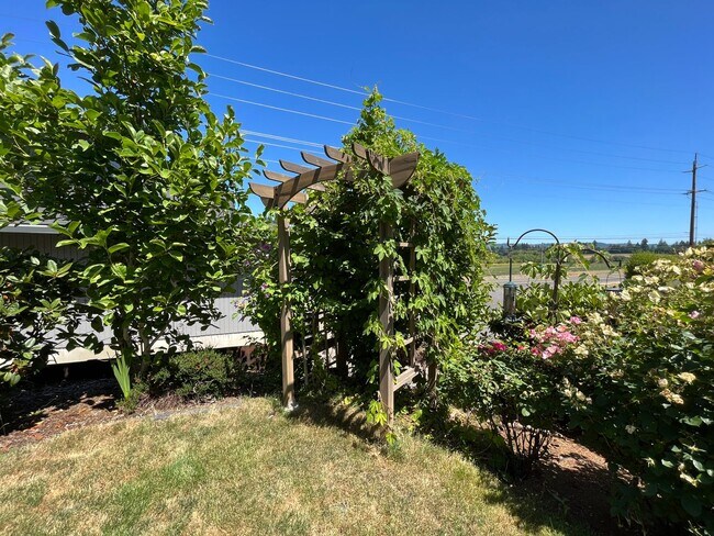 Building Photo - Beautiful 4Bd + 3Ba in Portland!! Offers Beautiful Outdoor Views and Great Gardening Backyards!!