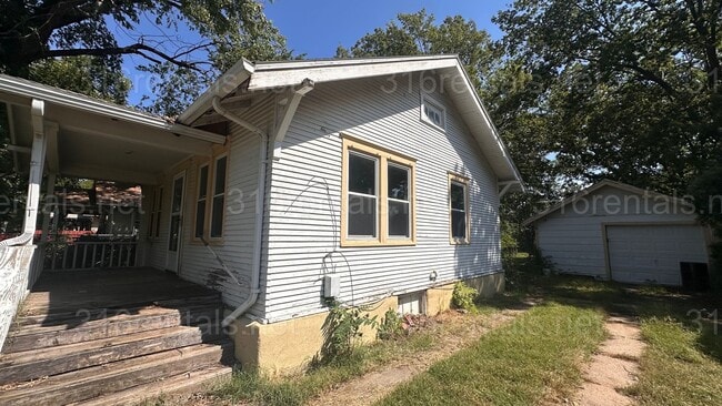 Building Photo - $825 - 2 bed 1 bath - Single Family Home