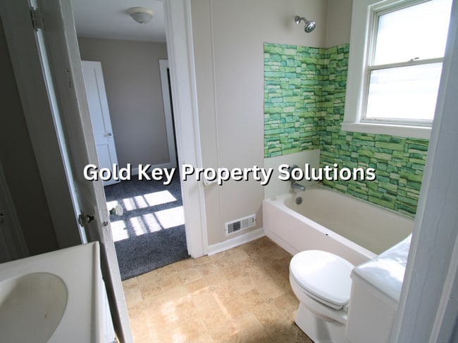 Building Photo - Nice 2 BR 1 BA House with Central Air and Garage (SECTION 8 APPROVED)