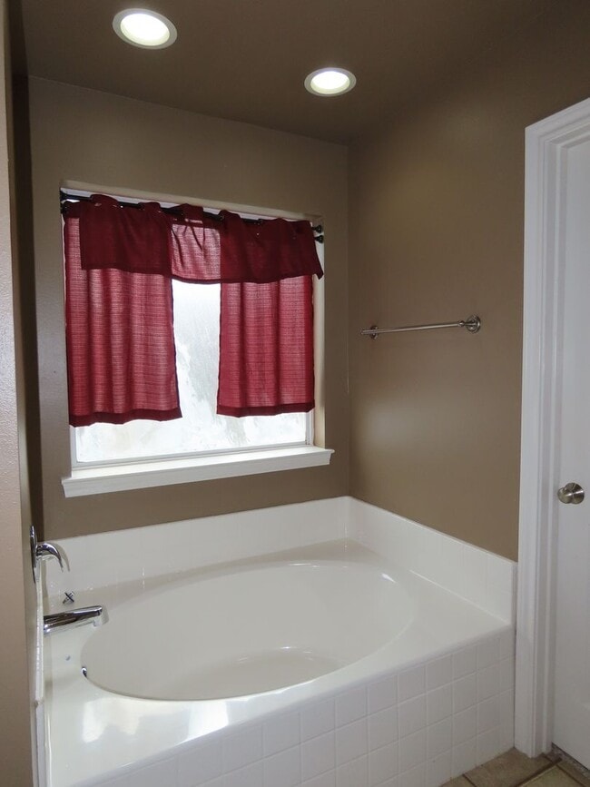 Building Photo - Stunning 3 Bedroom, 2 Story w/Bonus Room in South Tyler!