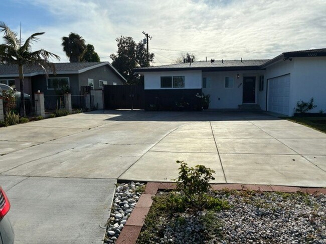 Building Photo - 5 Bedroom 4 Bath House in Garden Grove
