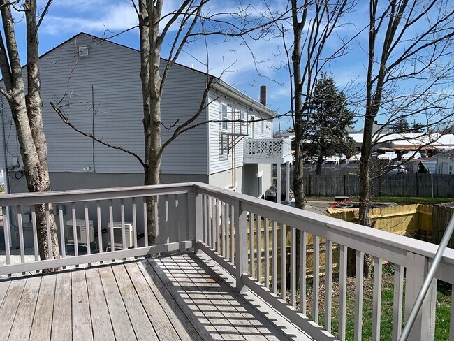 Building Photo - 170 Lawrence St