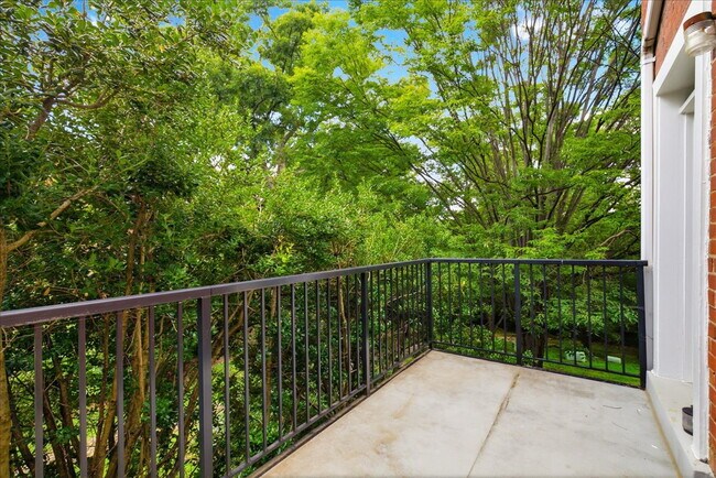 Building Photo - Elegant End-Unit Fairlington Villages Townhome with Private Balcony & Exceptional Community Ameni...
