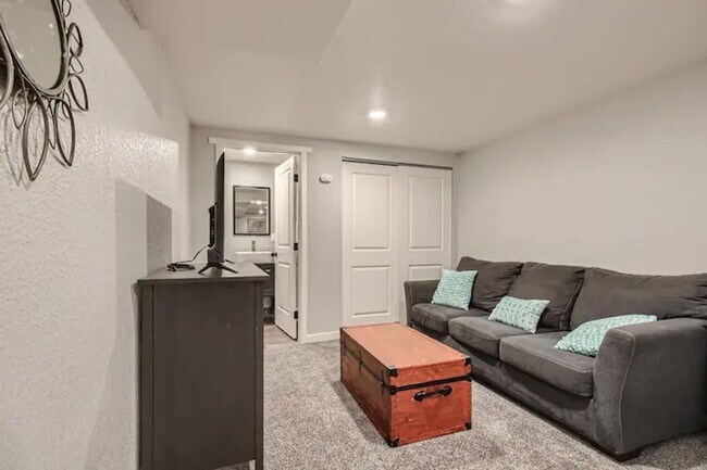Building Photo - $0 DEPOSIT OPTION. STUNNING 3BED/2BATH DUPLEX IN BERKELEY NEIGHBORHOOD