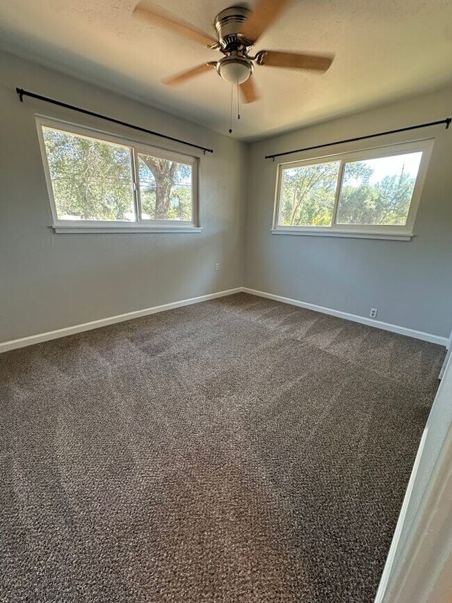 Building Photo - Beautifully upgraded interior, one dog considered.