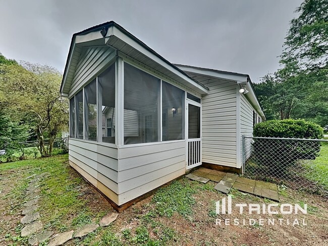 Building Photo - 2977 Champion Ln SW