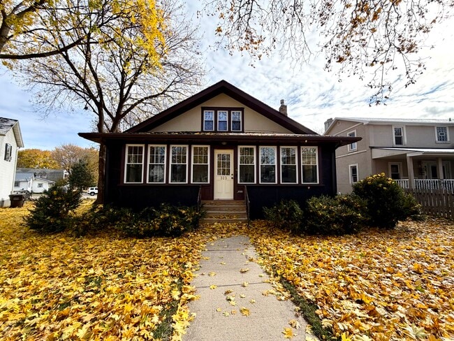 Building Photo - 323 S Janesville St