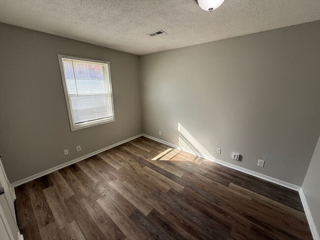 Building Photo - 2BR 1BA Duplex w/ Garage and Shared Yard in Blue Springs