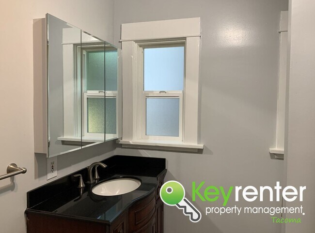 Building Photo - Charming Tacoma Craftsman House!