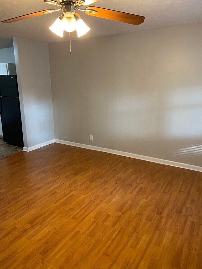 Building Photo - 11 Oak St