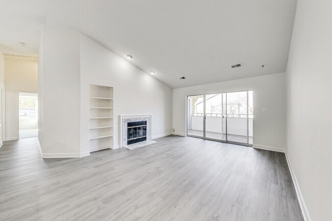 Building Photo - Fully Renovated - Top Floor 2BD/2BA Condo ...