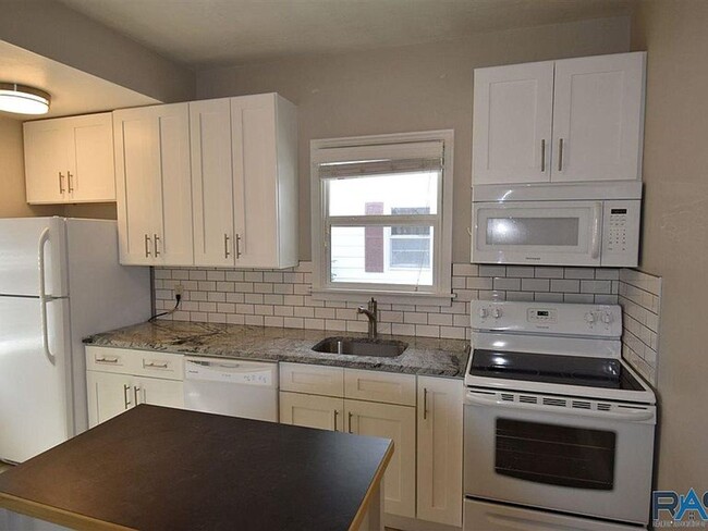 Building Photo - Cute charmer! 2 bed near downtown!