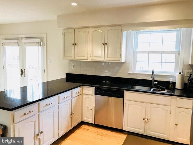 Building Photo - 15986 Cove Ln