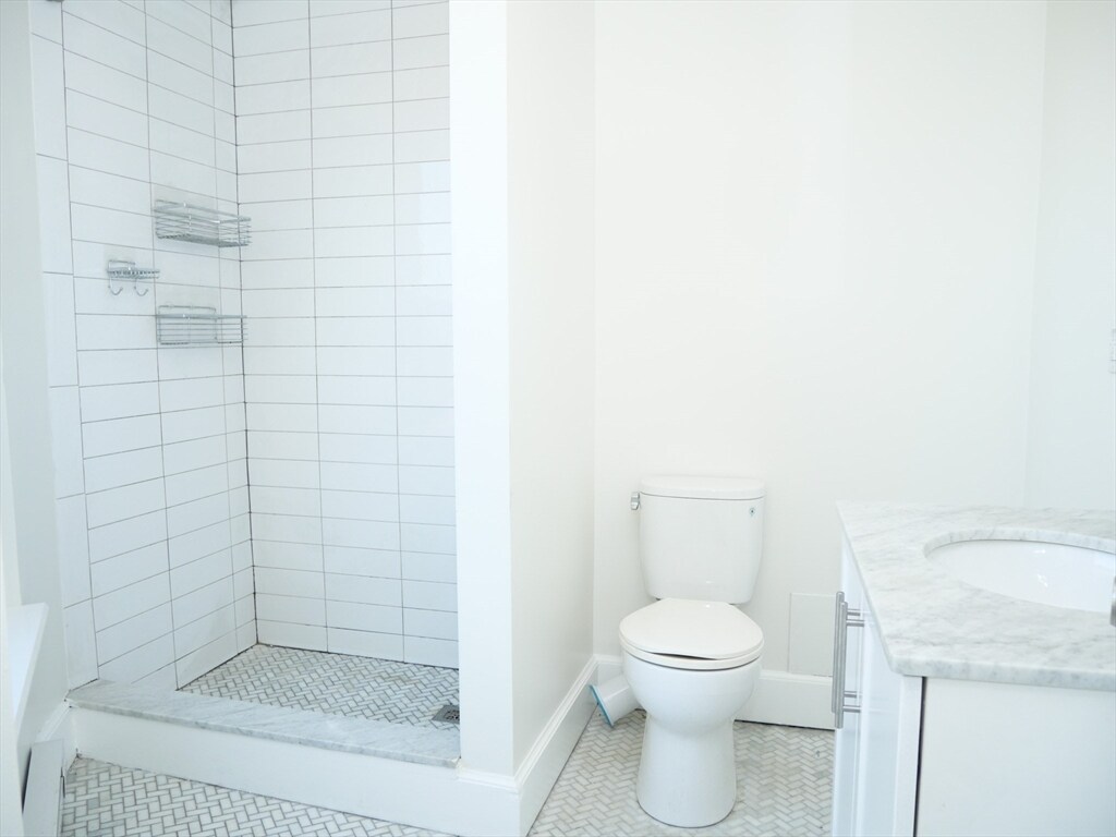 Building Photo - 43 Carlton St