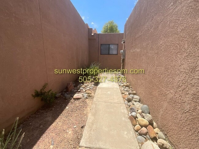 Building Photo - 2 Bed, 2 Bath Townhouse