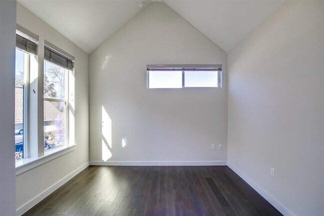 Building Photo - 3211 Aldwyche Dr