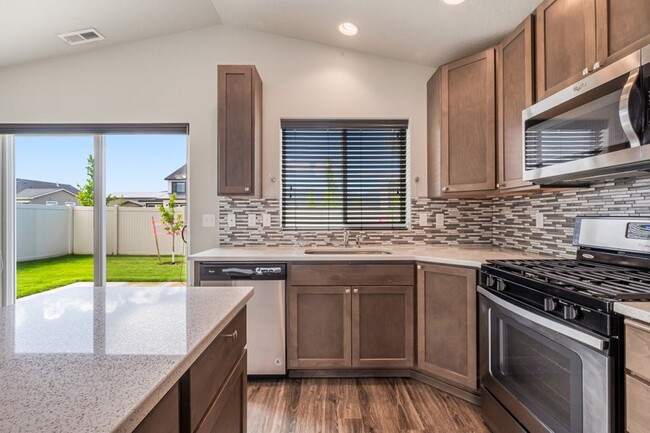 Building Photo - Montrose Rancher 3 bed 2 bath