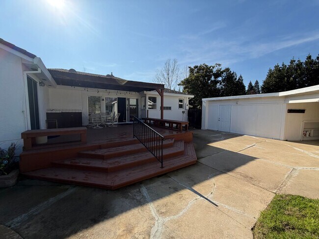 Building Photo - 2 bedroom | 2 bathroom | Single family home in Arden Park