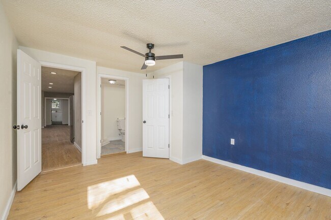 Building Photo - 4 BEDROOM 3 BATHROOM HOUSE FOR RENT