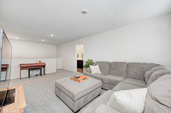 Building Photo - 2214 Warbler St