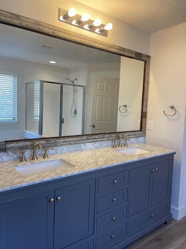 Building Photo - 3/2.5 updated townhome in gated community with 2 car garage