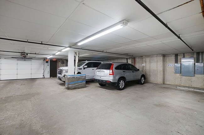 Building Photo - Spacious 2-Bedroom, 2-Bath Condominium in ...