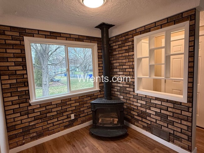 Building Photo - $500 Off Move in Special on Cute Three Bedroom Home