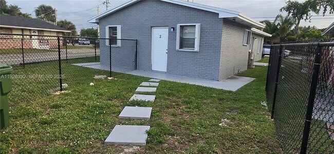 Building Photo - 815 Foster Rd