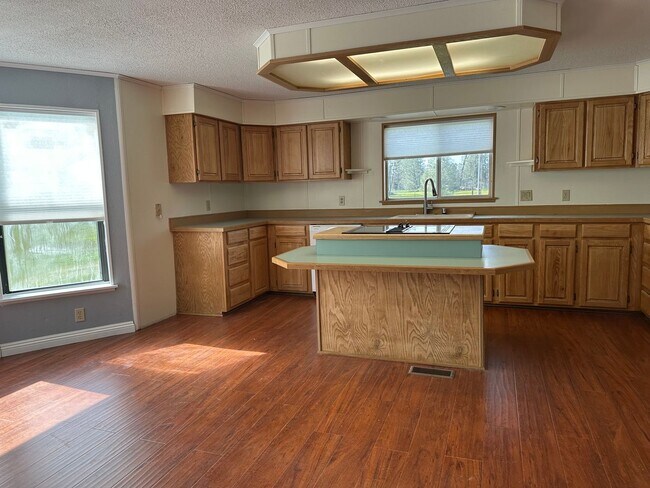 Building Photo - Peaceful Country Living on 2 Fenced Acres