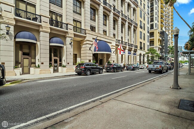 Building Photo - 801 S Olive Ave