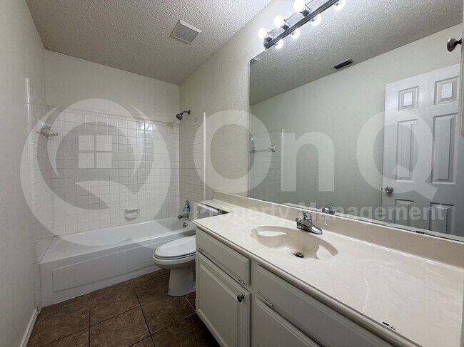 Building Photo - 1206 Hyde Park Dr