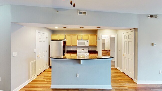 Building Photo - 718 W Trade St