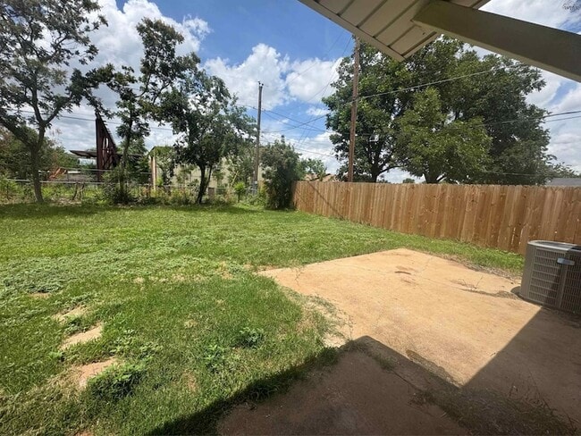 Building Photo - 204 W Garden Dr