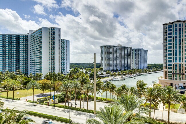 Building Photo - 15901 Collins Ave