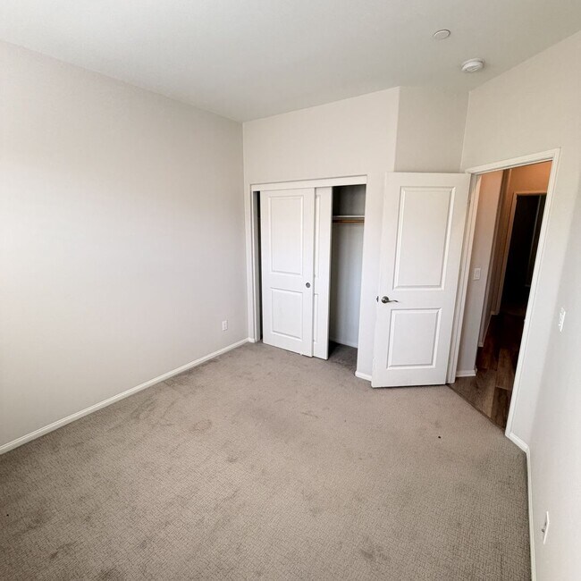 Building Photo - Modern 3-story townhouse in Eastvale-MOVE-IN SPECIAL $2595 FOR FIRST 3 MONTHS!