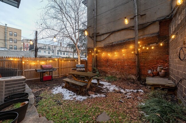 Building Photo - 413a 1st St