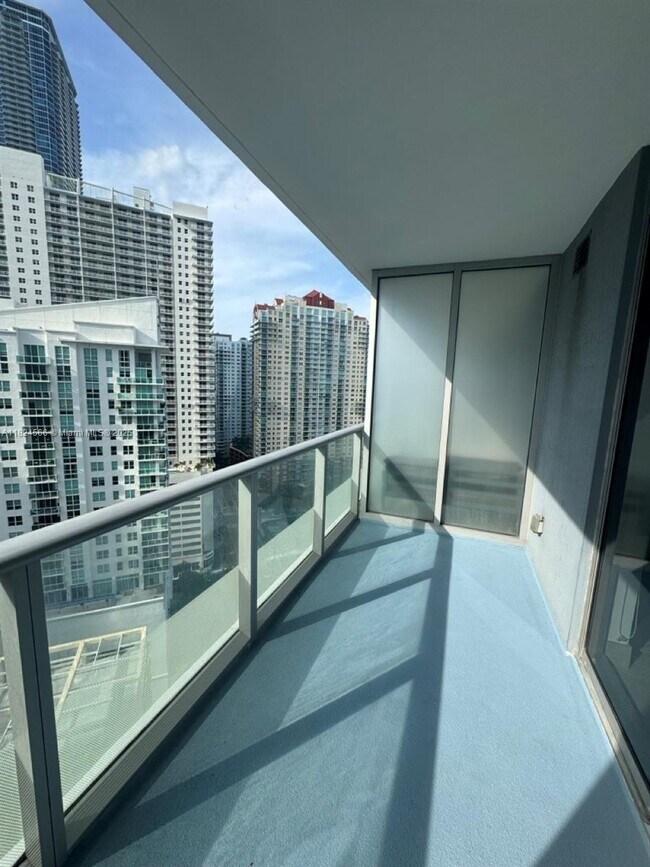 Building Photo - 1300 Brickell Bay Dr