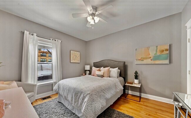 Building Photo - 3807 N Ravenswood Ave