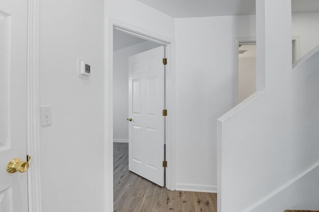 Building Photo - NEW PRICE and Half Off First Month's Rent! Nicely Updated Condo in Old South!