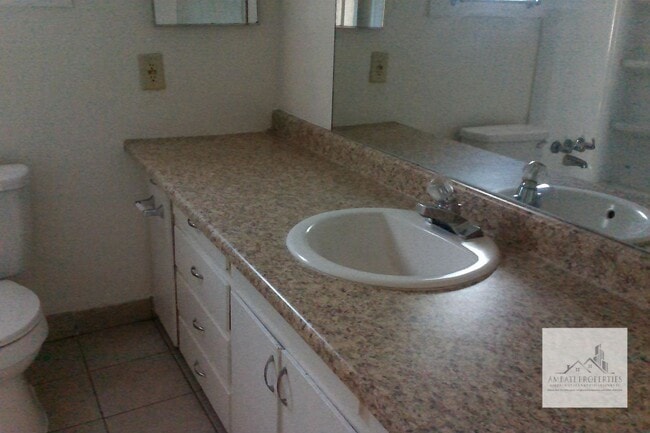 Building Photo - Cute Traditional. 3 Bedroom 1 bath home in Tower District.