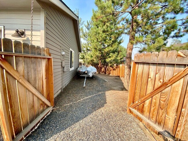 Building Photo - Coming Soon! UNFURNISHED and Updated Singl...