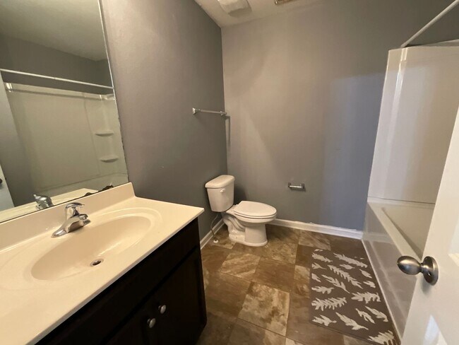 Building Photo - Large 5 bedroom home in Established Neighborhood ready to rent!