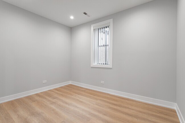 Building Photo - 1556 W Juneway Terrace