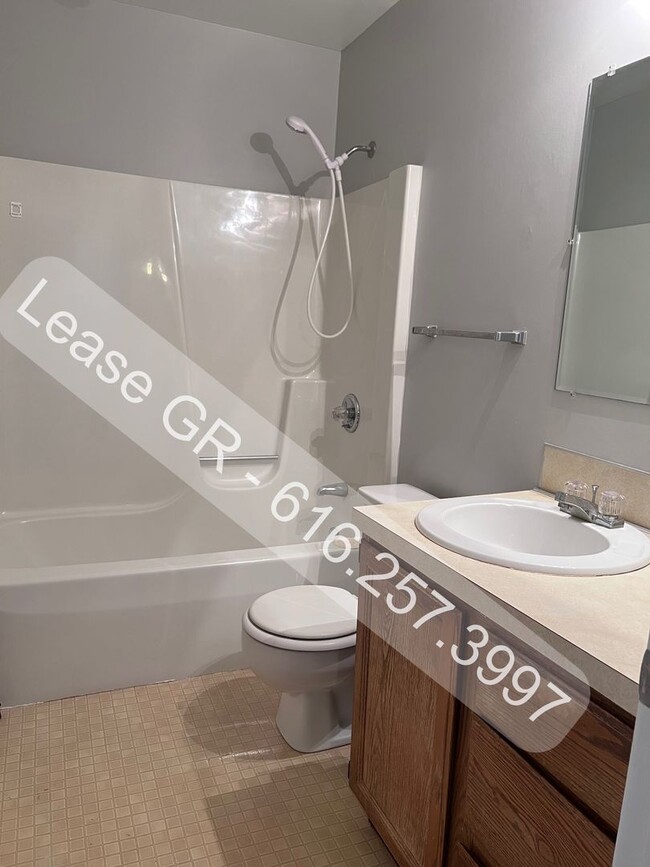Building Photo - Recently Updated 4 Bedroom Duplex!