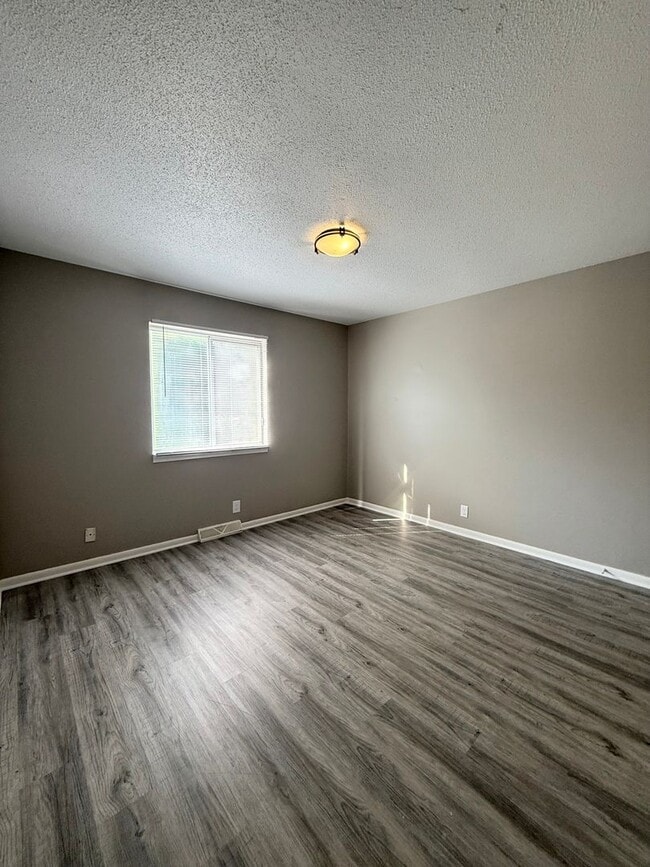 Building Photo - Spacious 3 Bed! Your Next Home Awaits!