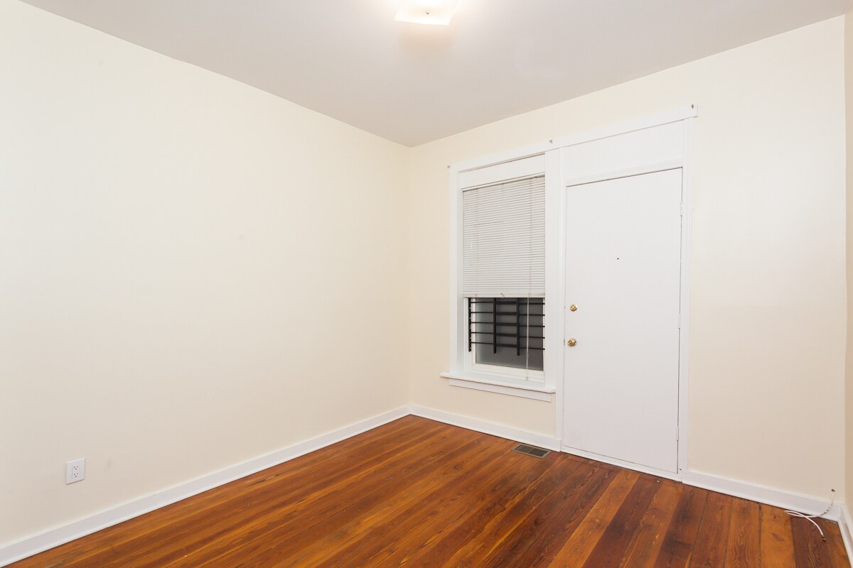 Building Photo - 1310 N Artesian Ave