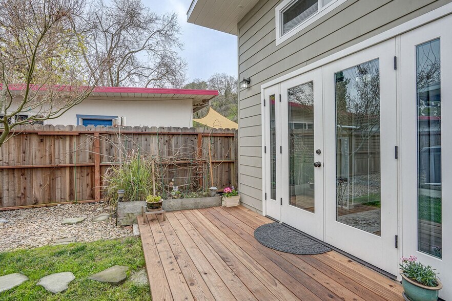 Building Photo - 1142 Temple Dr