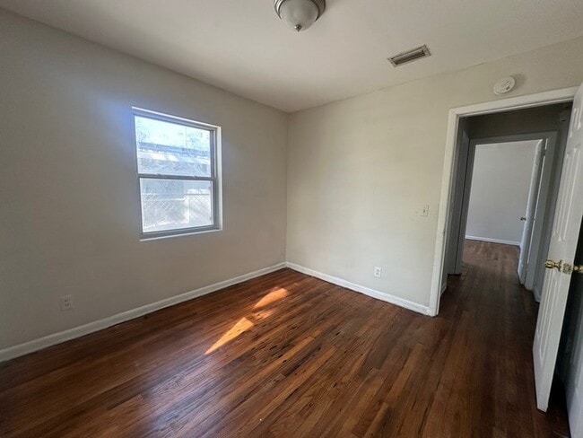 Building Photo - Cozy 3 Bedroom Home in Mid-Westside Jacksonville - Available Now!